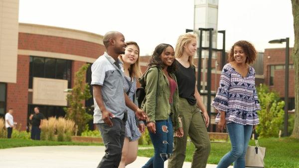 学生s walking by GCC building